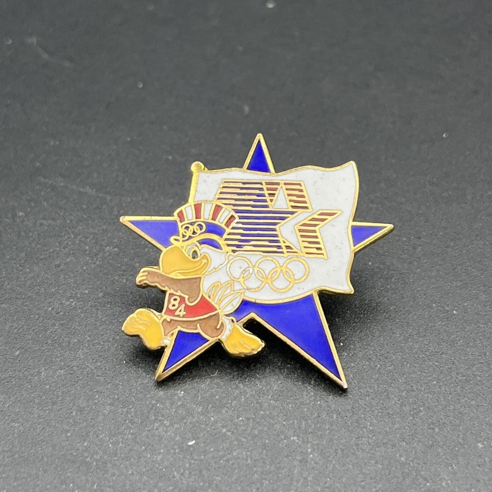 1984 Los Angeles‎ Olympics Sam The Eagle Holding Logo Flag Star Lapel Hat Pin